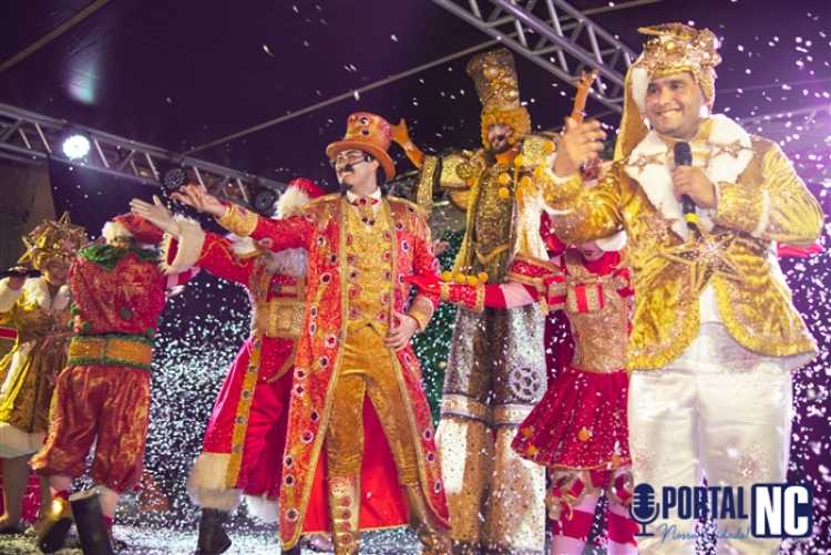 Felipe Label encanta público com espetáculo de ilusionismo no Centro de Pompeia