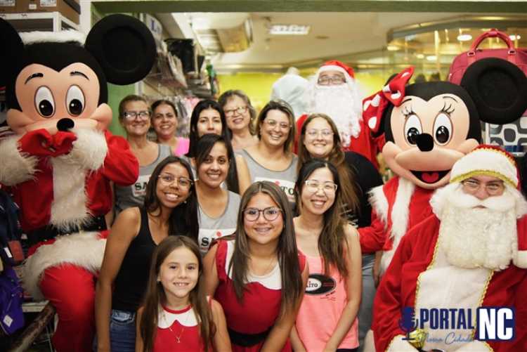 Papai Noel leva clima de Natal ao comércio de Pompeia