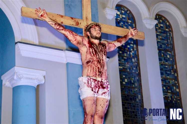 Encenação da Paixão de Cristo emociona público na Praça da Matriz em Pompeia