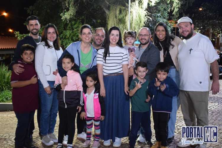 Semana Jovem 2026 reúne fiéis em noite de louvor na Praça da Matriz em Pompeia