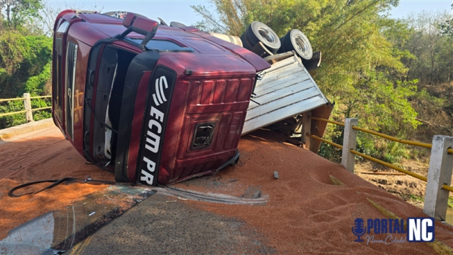 Carreta tomba e interdita parcialmente ponte sobre o Rio do Peixe entre Tupã e Quatá