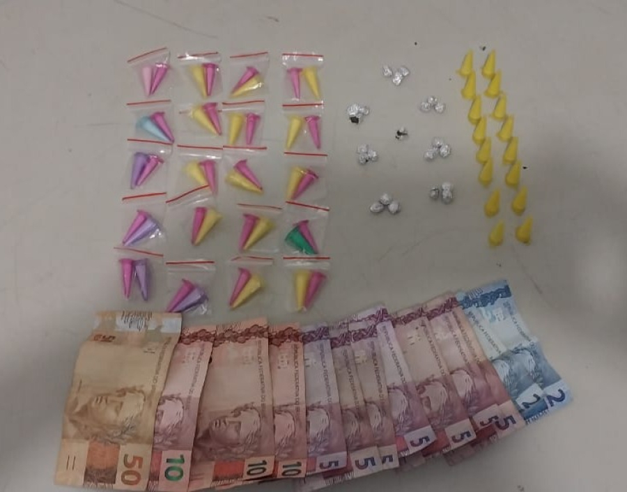 PM apreende adolescente com drogas e prende homem por facilitar tráfico em Pompeia