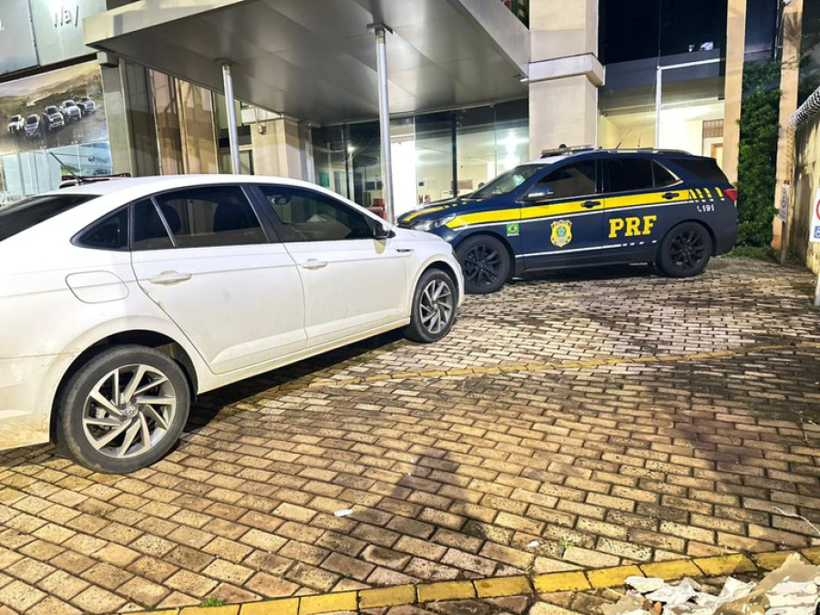 PRF recupera veículo roubado e prende motorista em Ourinhos