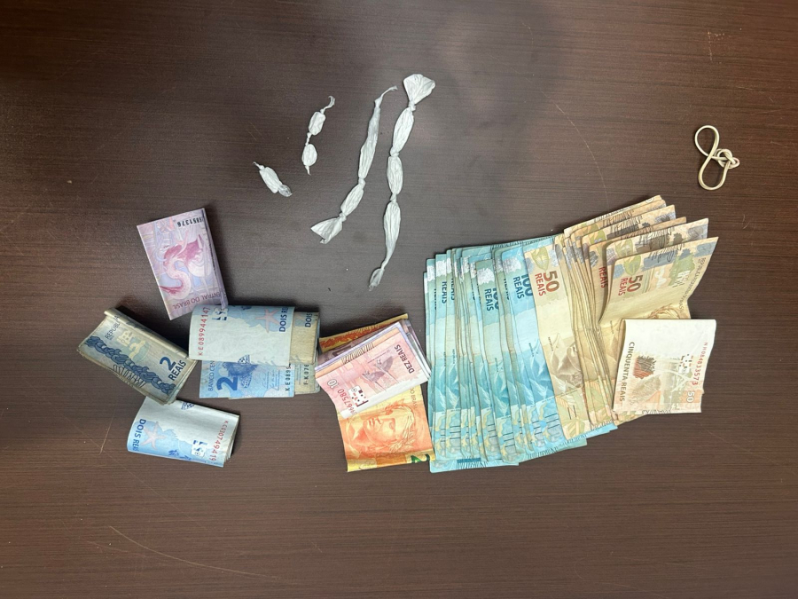 Polícia apreende porções de cocaína e dinheiro em abordagem a estabelecimento em Queiroz