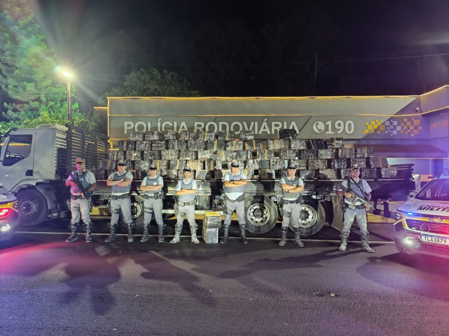 Caminhoneiro é preso com carga escondida em meio a sucata na Raposo Tavares