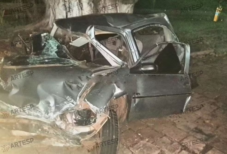 Jovem morre após carro ser esmagado por carreta na SP-327 em Ourinhos