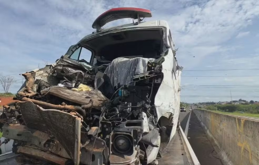 Ambulância atropela cavalo e deixa três feridos na Rodovia Cezário José de Castilho