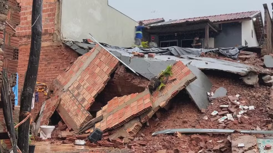 Moradores seguem em casas com risco de desabamento após chuvas em Agudos