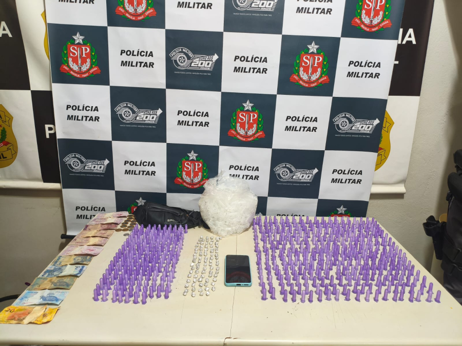 Dupla é presa por tráfico de drogas no bairro Flândria, em Pompeia