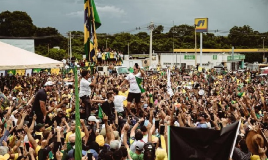Raio atinge praça durante ato político em Brasília e deixa dezenas de feridos