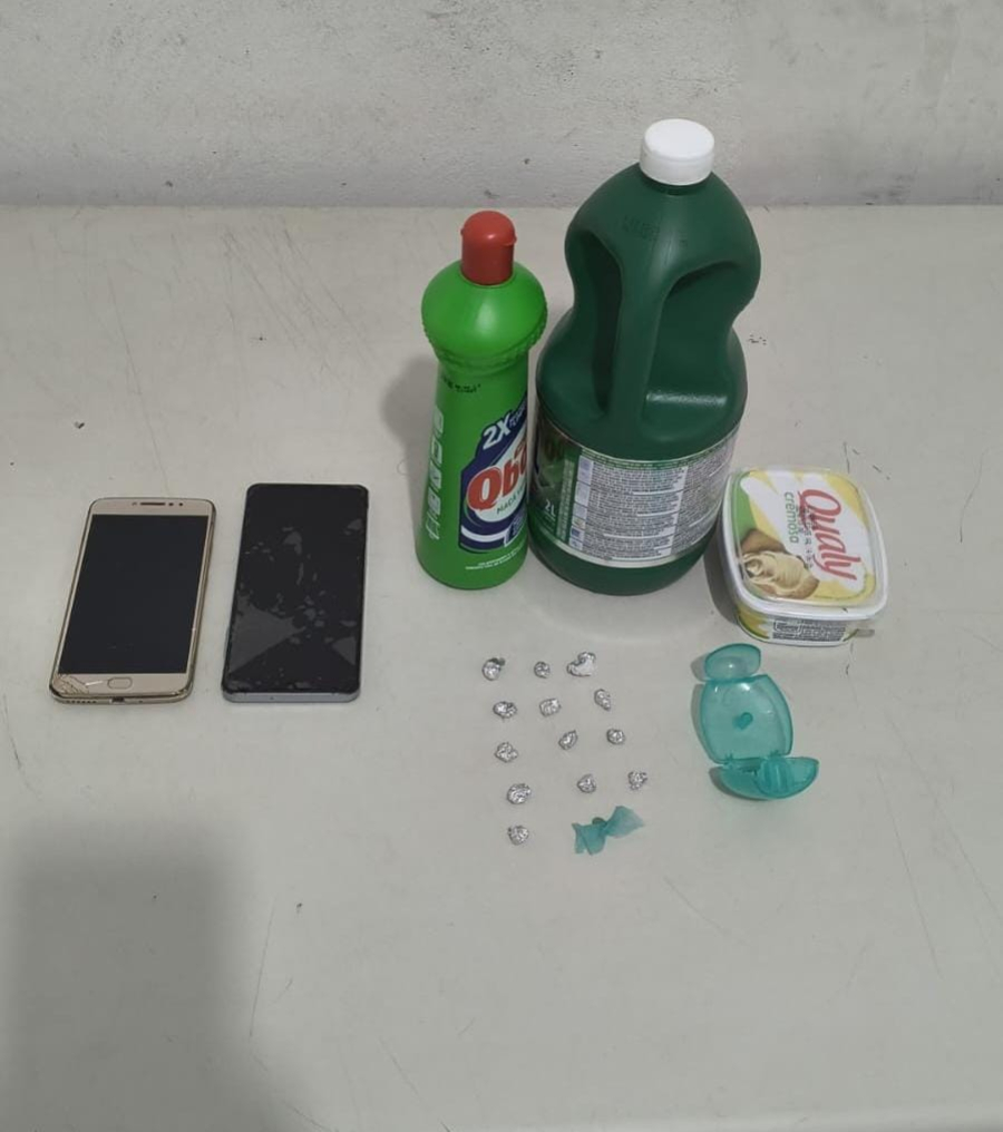 Mulher é presa por tráfico de drogas após flagrante com pedras de crack em residência de Pompeia