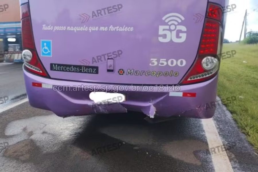 Ônibus com equipe de vôlei é atingido por carro na SP-225 em Bauru; ninguém fica ferido