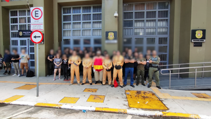 Policiais fantasiados de caça-fantasmas prendem dupla por furto de celulares em bloco de Carnaval em São Paulo