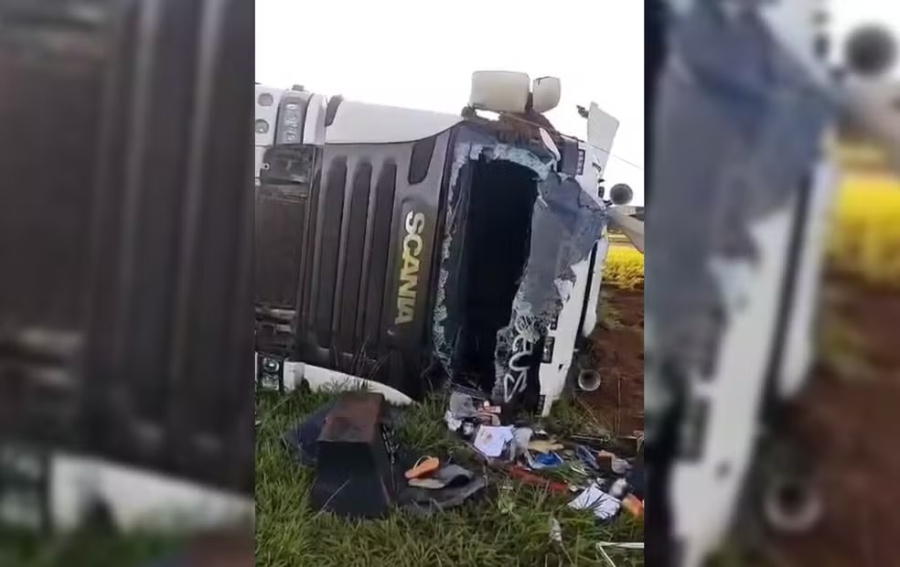 Família fica ferida após caminhão com carga de placas solares tombar na SP-284 em Paraguaçu Paulista