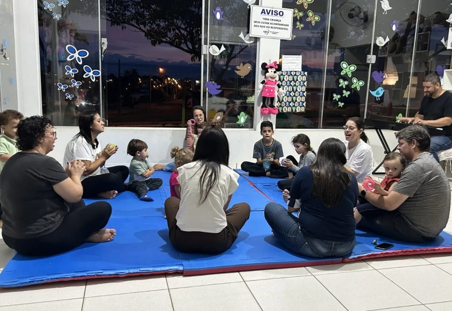 Projeto de musicalização para bebês reúne famílias na Brinquedoteca de Pompeia