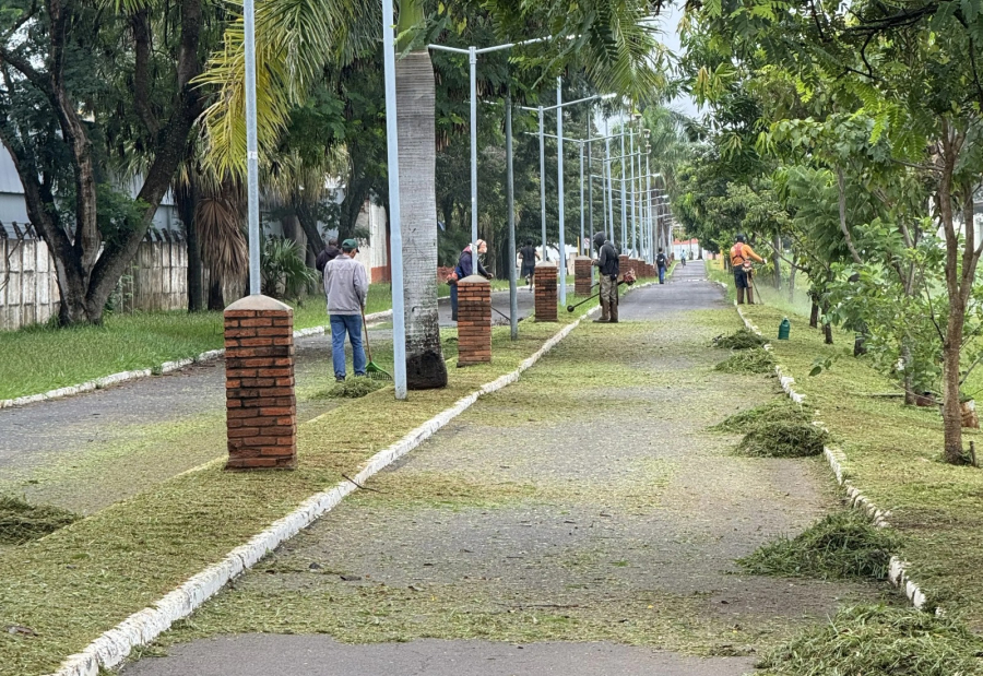 Prefeitura de Pompeia intensifica serviços de roçagem e limpeza urbana durante a semana