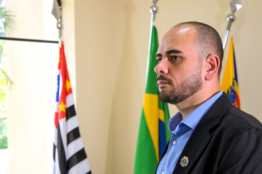 Prefeito de Pompeia anuncia corte de 20% no próprio salário e envia projeto para reduzir altos salários da administração