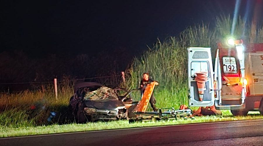 Acidente com capotamento na SP-294 deixa feridos e termina em confusão em Pompeia