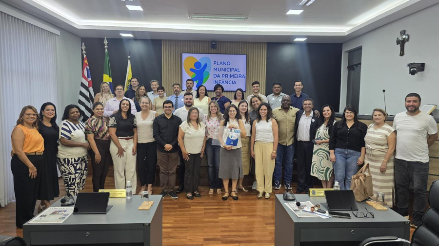 Plano da Primeira Infância é protocolado na Câmara de Pompeia com ato simbólico