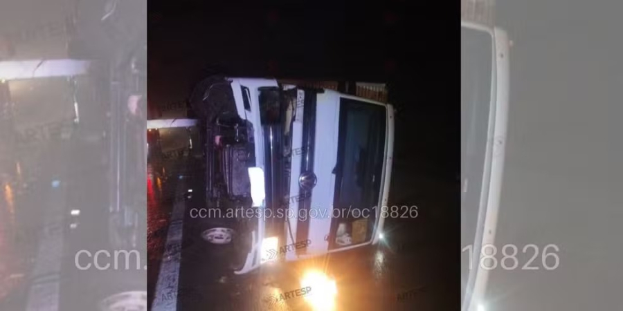 Acidente entre caminhão e carro interdita trecho da SP-294 em Gália