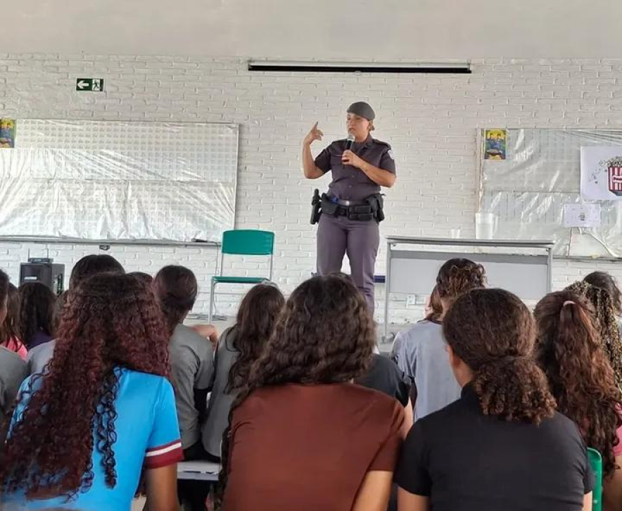 Polícia Militar realiza palestra sobre violência contra a mulher e Lei Henry Borel em escola de Pompeia