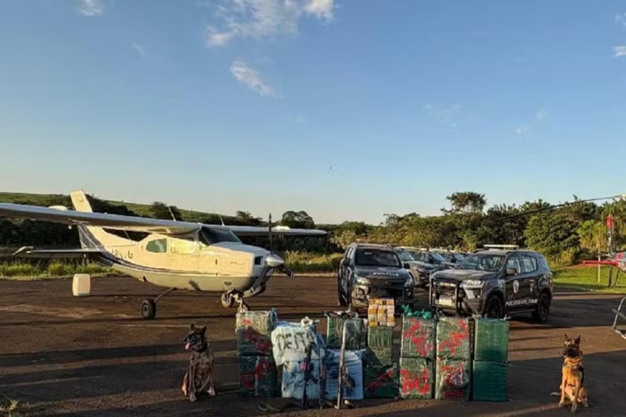 Polícia Militar apreende avião, fuzis e mais de meia tonelada de cocaína em fazenda de Getulina