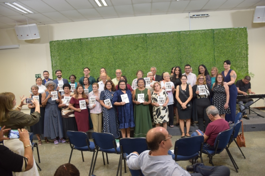 Livro “Histórias que Ficam” emociona público e valoriza memórias de idosos em Pompeia