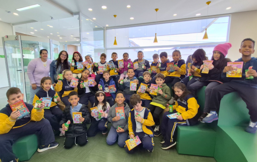 Alunos da rede municipal de Pompeia participam de ações de educação financeira em parceria com a Sicredi