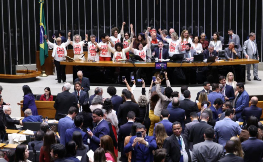 Câmara aprova PEC que acaba com escala 6x1 e reduz jornada para 40 horas semanais