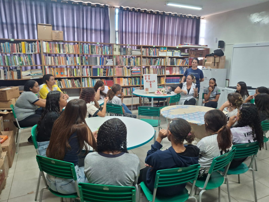 CRAS de Pompeia realiza ações educativas sobre higiene pessoal e segurança digital com adolescentes