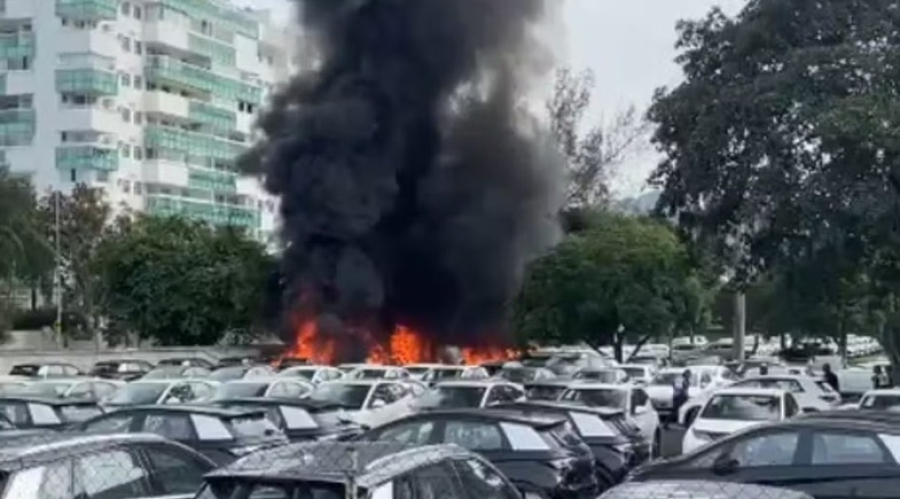 Helicópteros colidem no ar e caem em pátio de veículos no Rio; ao menos seis pessoas morreram
