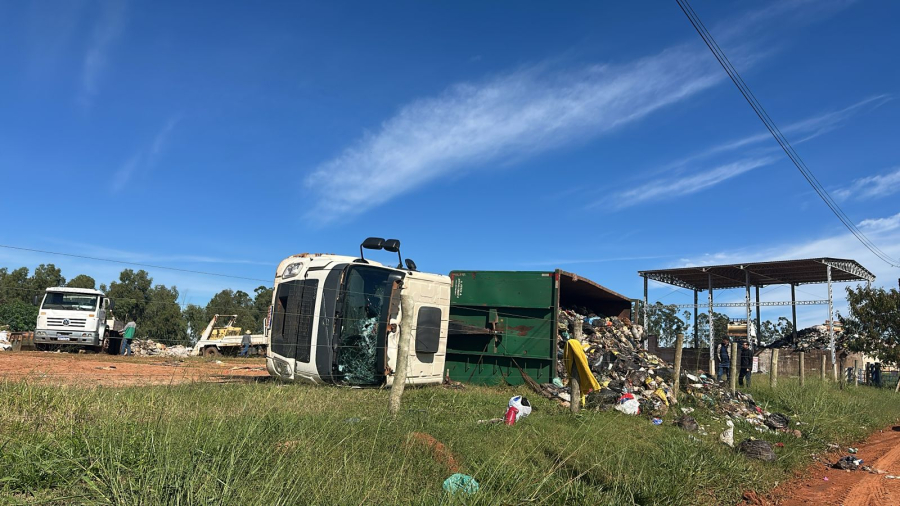 Caminhão de resíduos tomba durante operação no Centro de Transbordo de Pompeia