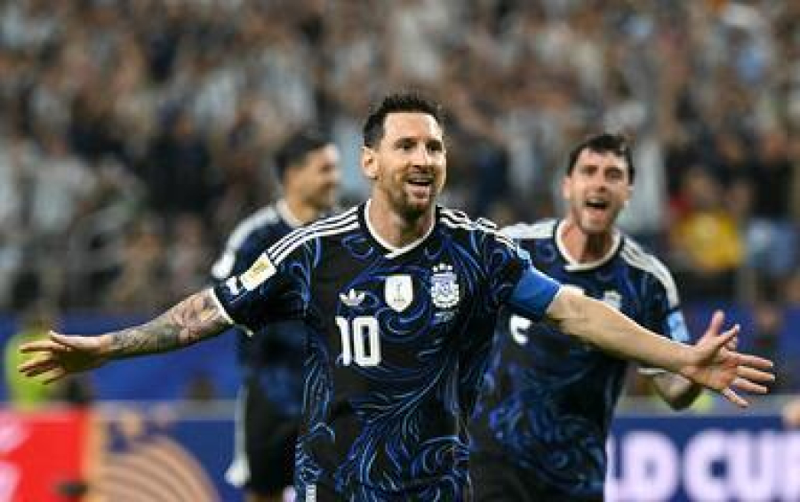 Messi sai do banco, marca e Argentina vence a Jordânia para fechar fase de grupos com 100%