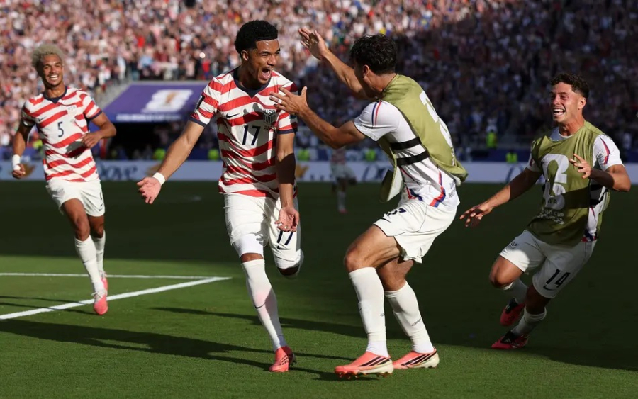 Estados Unidos vencem a Bósnia com um jogador a menos e avançam às oitavas da Copa do Mundo