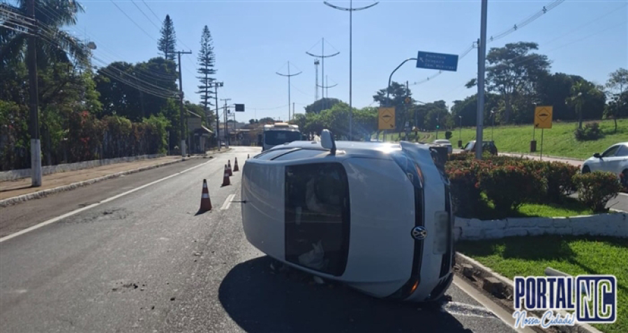 Acidente na SP-294: carro tomba após motorista perder o controle na saída de Pompeia