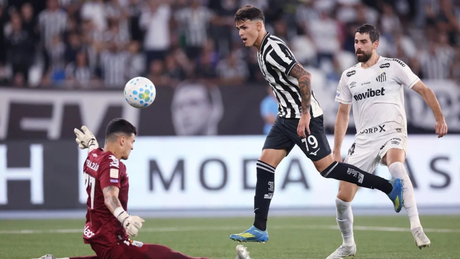 No apagar das luzes: Botafogo pune erro de Brazão, bate Santos por 2 a 1 e escala a tabela