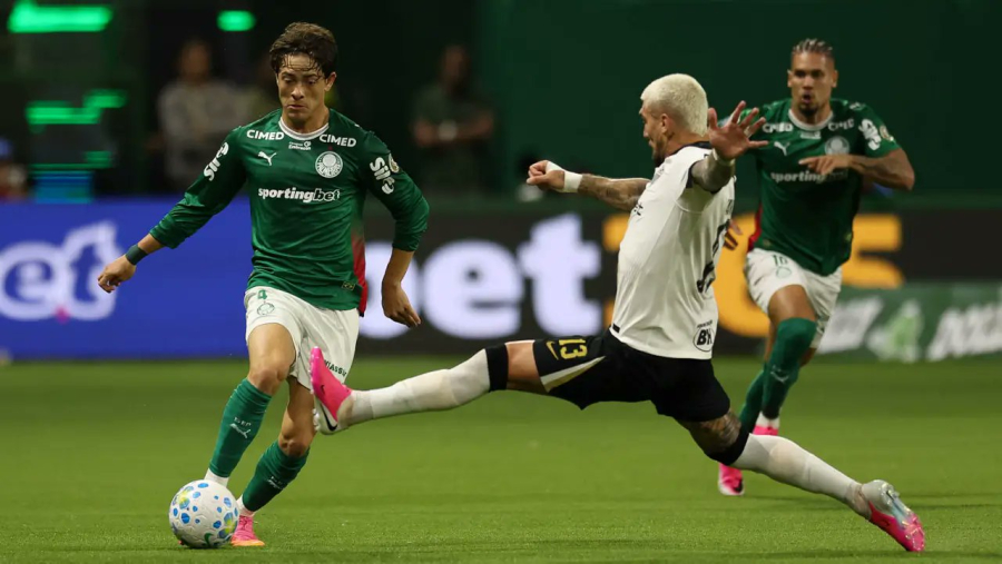 Atlético-MG aproveita falhas, vence o Palmeiras por 2 a 1 e freia embalo alviverde no Brasileirão