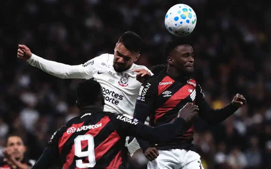 Corinthians empata com o Athletico-PR, esbarra em noite inspirada do goleiro Santos e segue no G-8 do Brasileirão