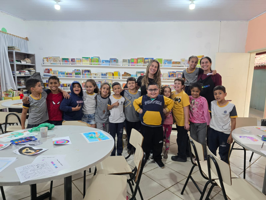 Projeto Aquarelando Emoções leva oficinas de aquarela para alunos de escola em Pompeia