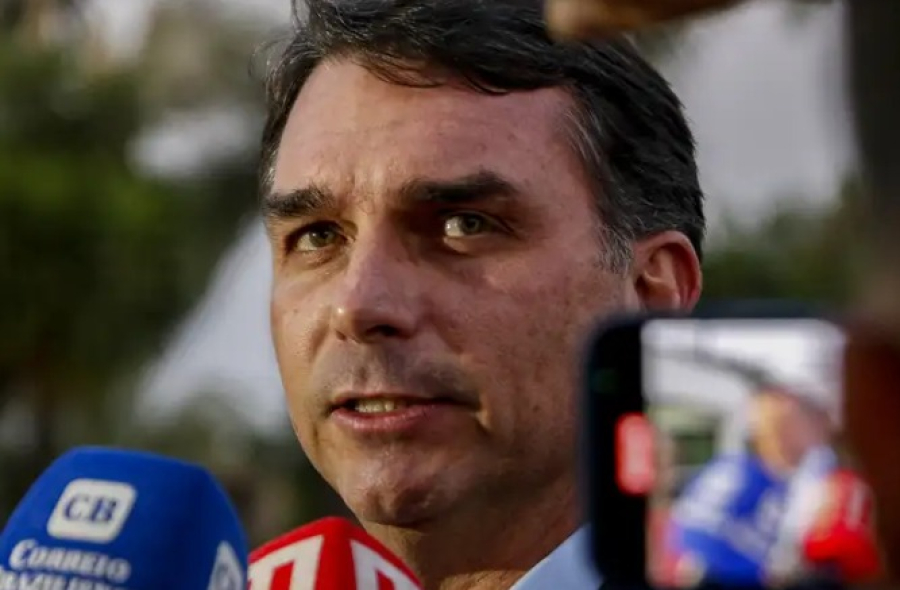 Flávio Bolsonaro confirma presença em debates com Lula e reage a cobranças sobre caso Master