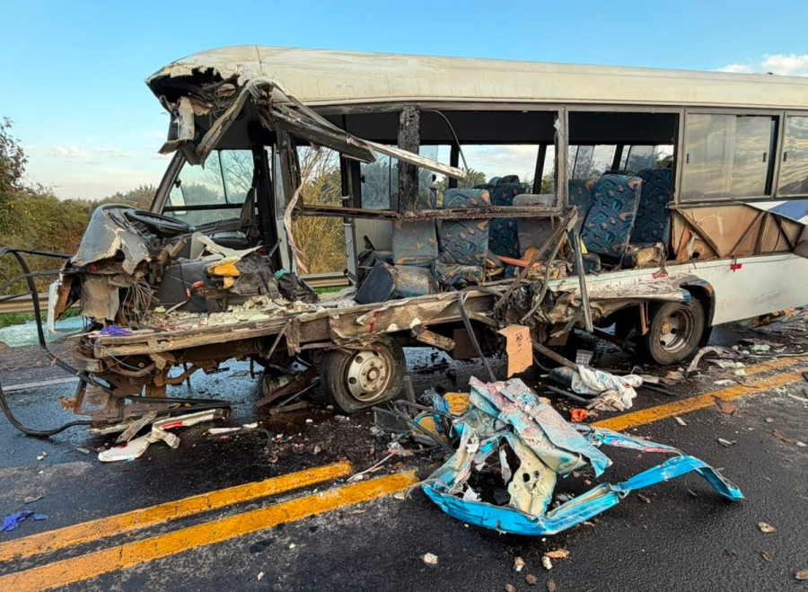 Acidente entre ônibus e caminhão deixa cinco feridos na BR-153 em Guaimbê