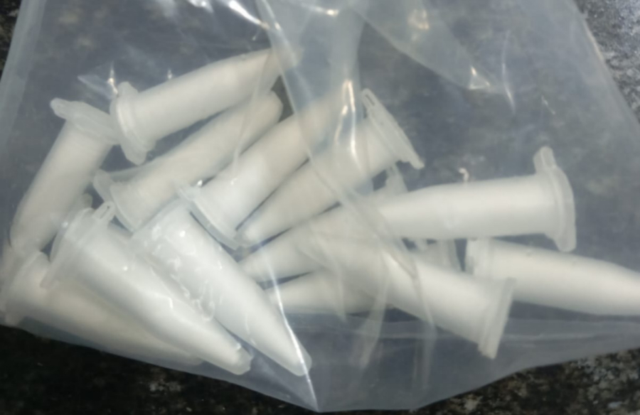 Dois homens são presos com 14 pinos de cocaína após fuga em Queiroz