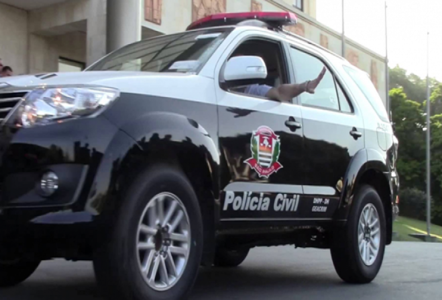 Bandidos armados invadem casa e roubam 18 armas em Garça