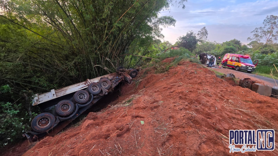 Motorista de 54 anos morre após carreta tombar em vicinal entre Borá e Varpa