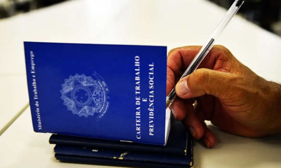 Desemprego cai para 5,3% no Brasil e população ocupada bate recorde, aponta IBGE