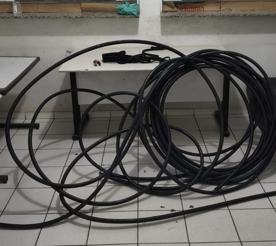 Dupla é presa em flagrante furtando cabos de telefonia e internet em Pompeia