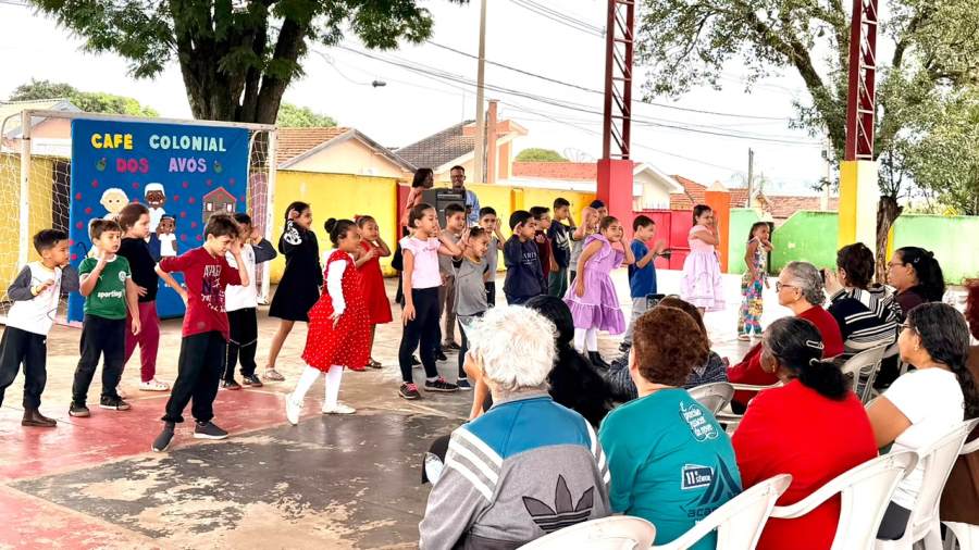 EMEF Orlando Cassaro reúne avós e alunos em Café Colonial em Paulópolis
