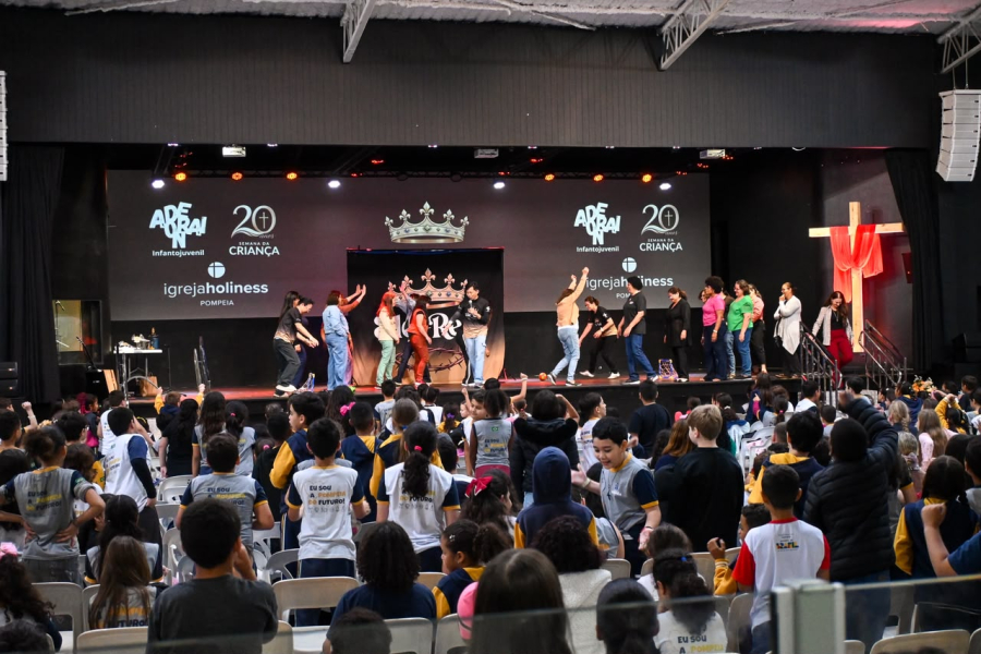 Teatro “Ele é o Rei” reúne alunos de todas as escolas de Pompeia na Semana da Criança