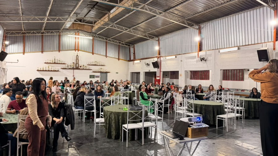 Pompeia homenageia professores da rede municipal em encontro no CCI