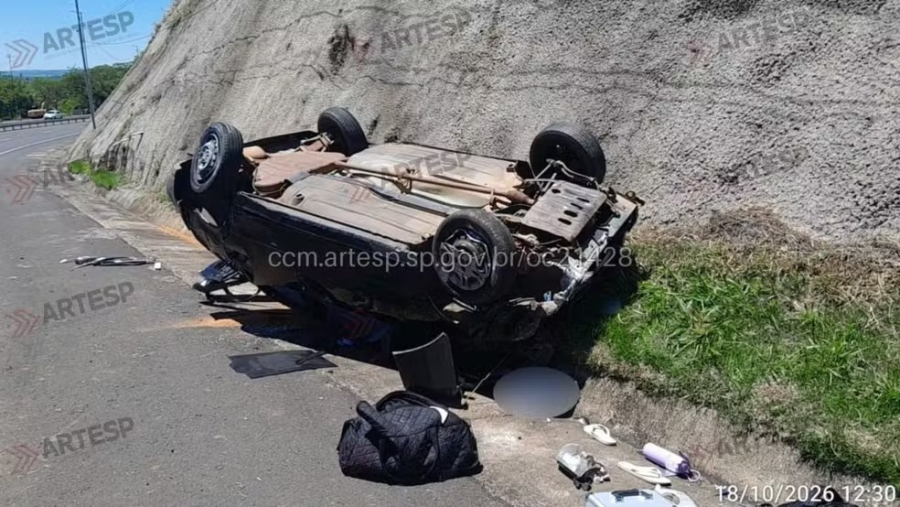 Mulher morre após ser arremessada de carro em capotamento na SP-333, em Echaporã